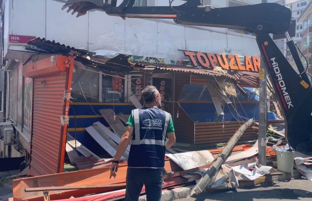 esenyurtta bicakli kavgaya neden olan market reyonu yikildi fe8eb98dbf35 |