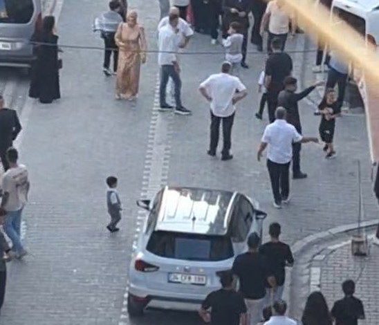 esenyurtta dugun salonunda baslayan 3 saatlik kavga sokaga tasti d8430b894b2d |