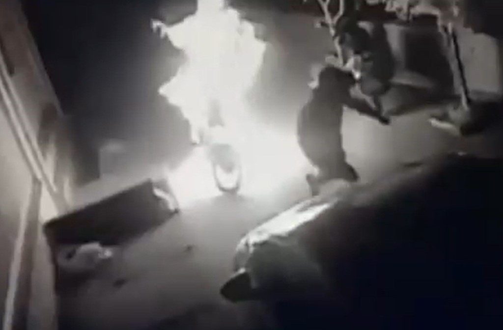 eski esinin motosikletini kundaklatan sahis ile kundaklayan 2 kisi tutuklandi e291e5dfcc72 |