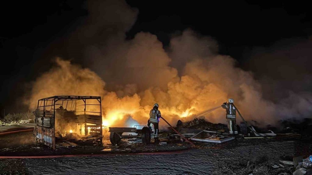 eyupsultanda alevler geceyi aydinlatti lastik deposunda korkutan yangin 3d4558b8d702 |