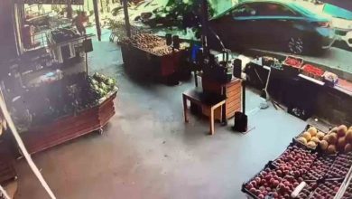 eyupsultanda otomobil kaldirima cikti market calisaninin olumden dondugu anlar kameraya yansidi c98dd7817373 |