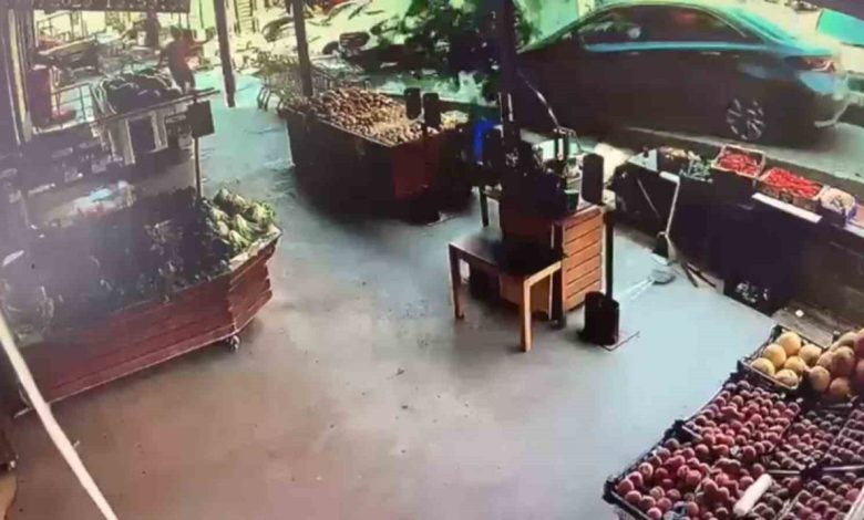 eyupsultanda otomobil kaldirima cikti market calisaninin olumden dondugu anlar kameraya yansidi c98dd7817373 |