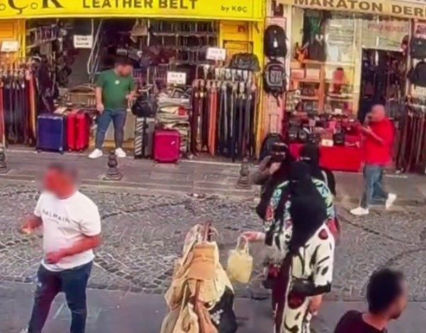 fatihte 4 kadin cantalari inceleme bahanesiyle hirsizlik yapti o anlar guvenlik kamerasinda 2fb17d1dba53 |