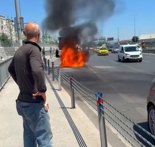 fatihte seyir halindeki otomobil alev topuna dondu e8416e2db6f1 |