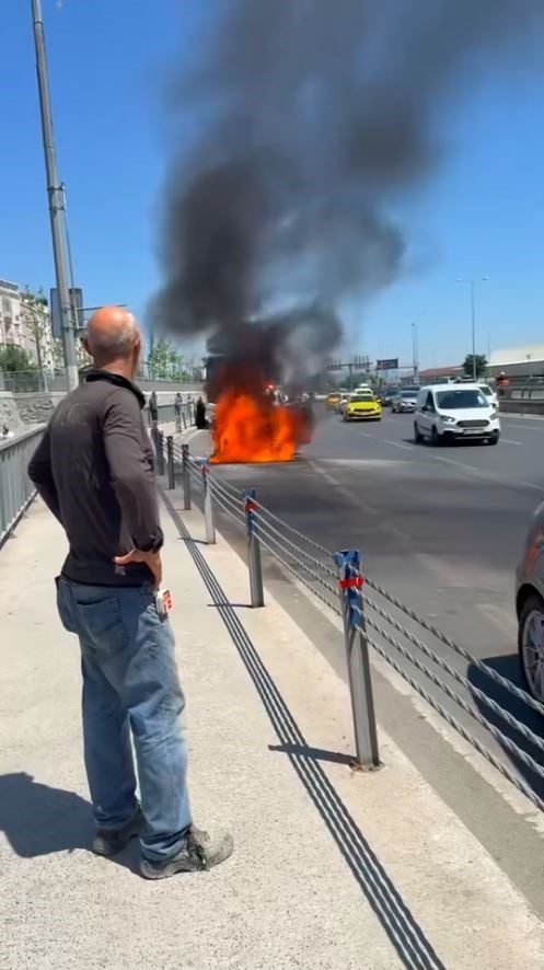 fatihte seyir halindeki otomobil alev topuna dondu e8416e2db6f1 |