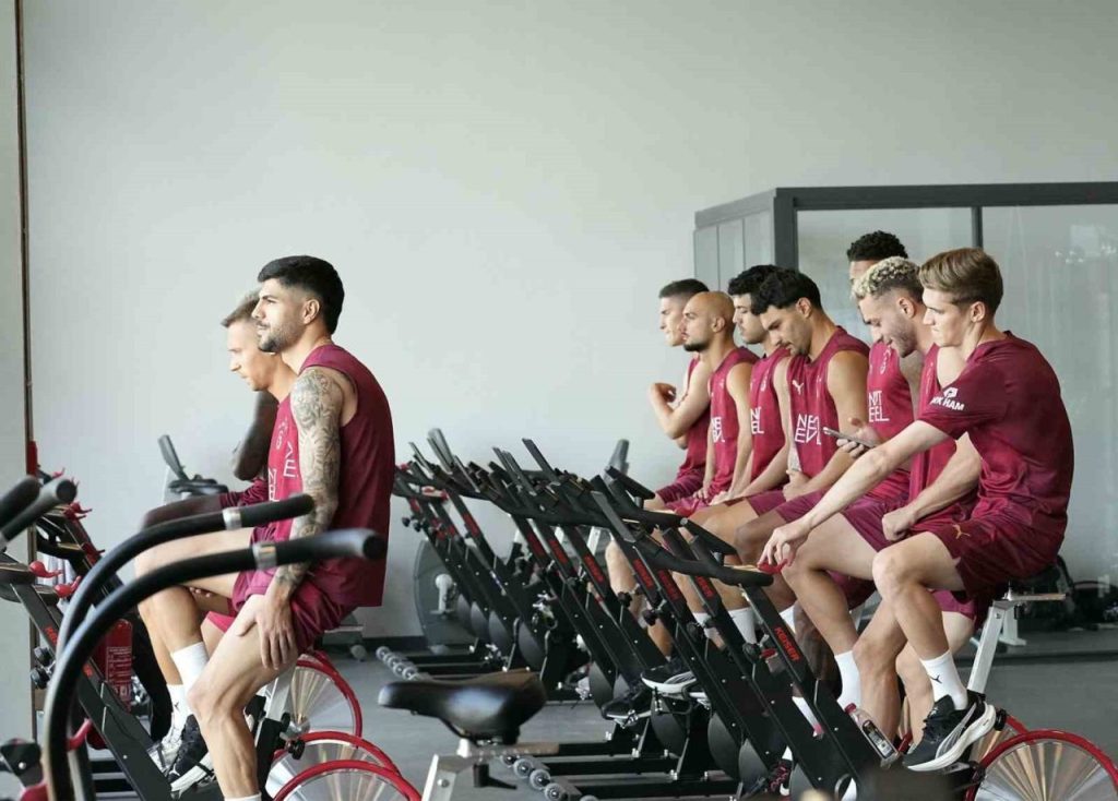 galatasaray gunu cift idmanla tamamladi 270dfd27e530 |