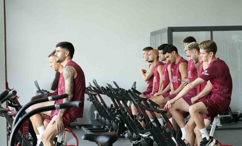 Galatasaray günü çift idmanla tamamladı 1 galatasaray gunu cift idmanla tamamladi 270dfd27e530 |