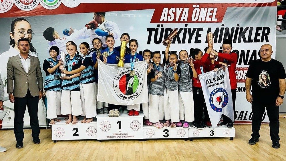 gaziosmanpasa belediyesi karate takimi turkiye sampiyonu oldu d08177103b97 |
