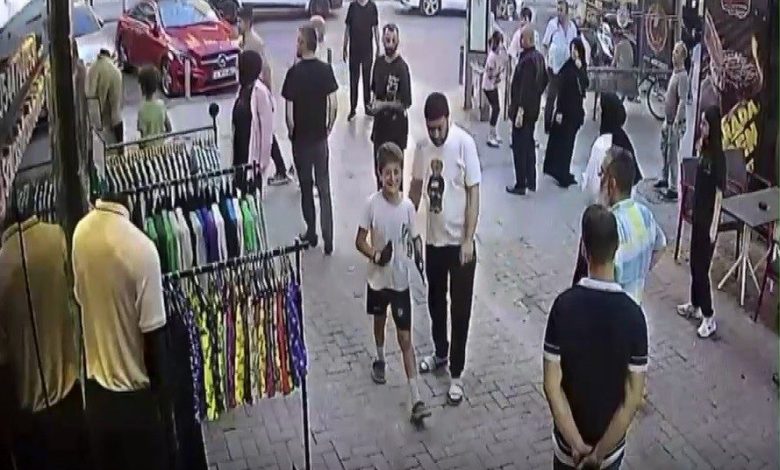 guzellik merkezi anketoru brosur verdigi kadinin yanindaki sahisla kavga etti kavgayi ayirmak isteyen esnafa anketorcu sahis yumruk atti a13fb211777e |