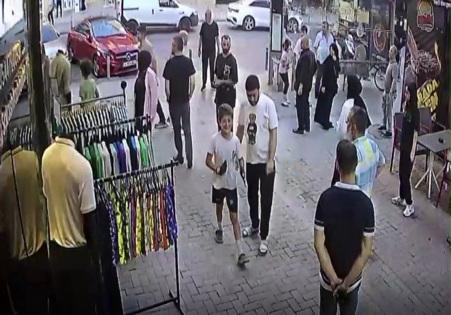 guzellik merkezi anketoru brosur verdigi kadinin yanindaki sahisla kavga etti kavgayi ayirmak isteyen esnafa anketorcu sahis yumruk atti a13fb211777e |