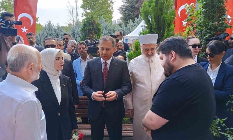 icisleri bakani yerlikaya ile aile ve sosyal hizmetler bakani goktas karsiyaka mezarliginda yer alan 15 temmuz sehitligindeki anma torenine katildi 9de622376f35 |