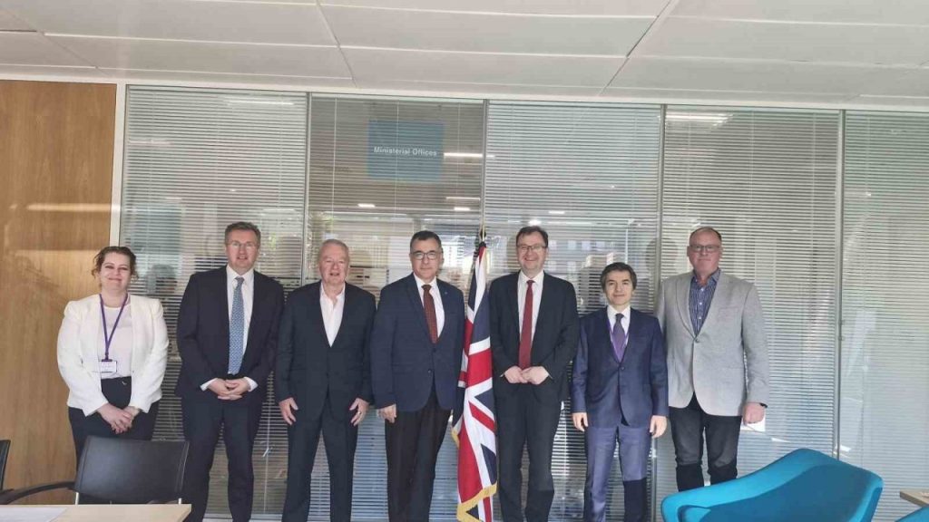 ingiliz bakan assan panelin suffolktaki tesisini ornek gosterdi a251ff781656 |