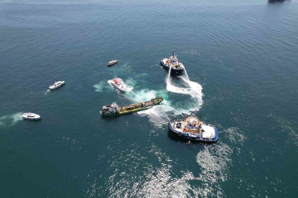 istanbul ambarli aciklarinda tanker yangini a59b513c6eaa |