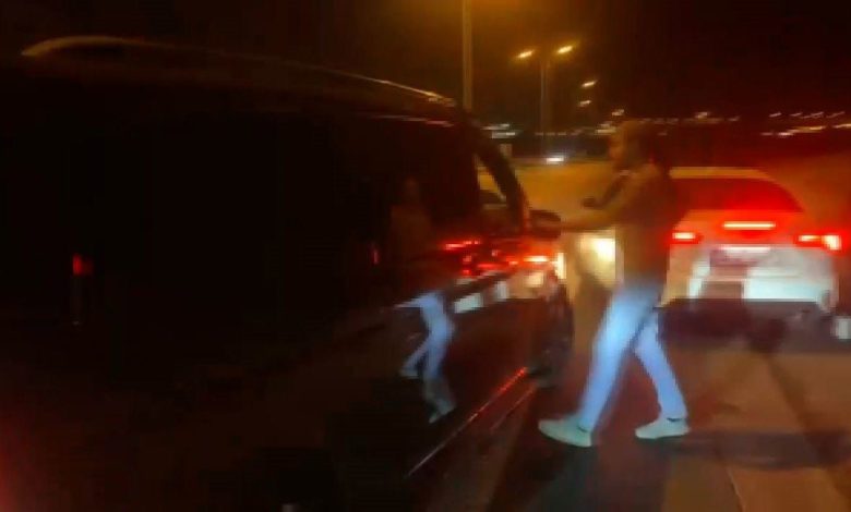 İstanbul’da polisten seyir halindeki araca düzensiz göçmen operasyonu 1 istanbulda polisten seyir halindeki araca duzensiz gocmen operasyonu ba2de77c5a29 |