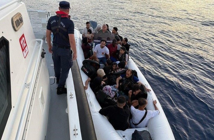 izmirde 31 duzensiz gocmen ve 1 kacakci yakalandi 33 gocmen kurtarildi 2199cf2548f8 |