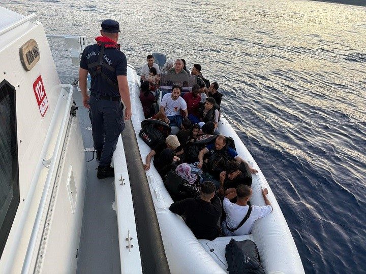 izmirde 31 duzensiz gocmen ve 1 kacakci yakalandi 33 gocmen kurtarildi 2199cf2548f8 |