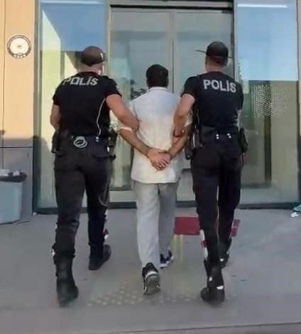 İzmir’de 44 yılla aranan hükümlü yakalandı 1 izmirde 44 yilla aranan hukumlu yakalandi 5c68d2a69c2d |