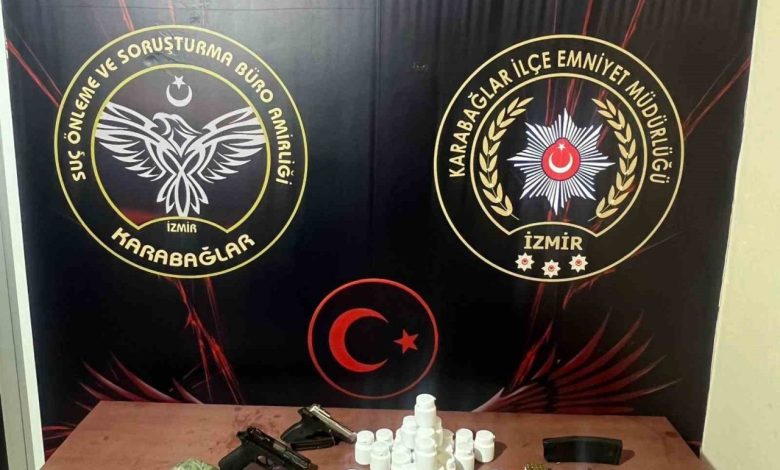 İzmir’de uyuşturucu ve silah kaçakçılığı: 2 gözaltı 1 izmirde uyusturucu ve silah kacakciligi 2 gozalti cbc90203ea33 |
