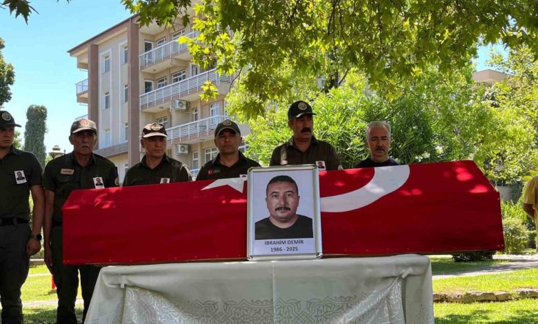 izmirdeki yanginda sehit olan orman personelinin cenazesi torenle memleketine ugurlandi c73c53476ffd |