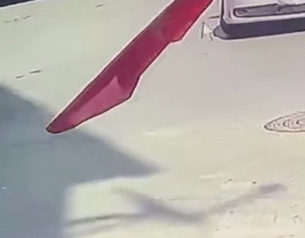 Kadının yere düşürdüğü altın bilekliğini alıp, yoluna devam eden şahıs kameraya yansıdı 1 kadinin yere dusurdugu altin bilekligini alip yoluna devam eden sahis kameraya yansidi a3d72de1a98d |