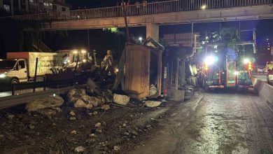 kagithanede moloz yuklu hafriyat kamyonu devrildi 1 yarali 1a15b389ebaf |