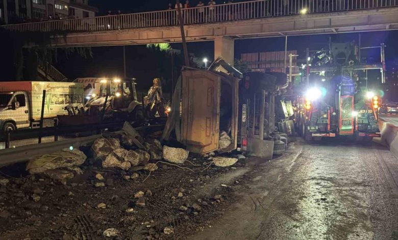 kagithanede moloz yuklu hafriyat kamyonu devrildi 1 yarali 1a15b389ebaf |