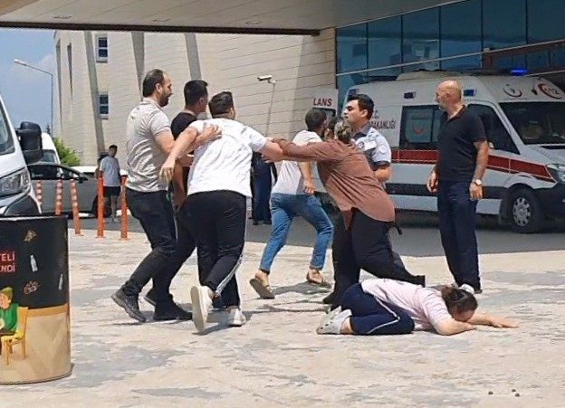 Kalbi duran 1 yaşındaki Evranur öldü...Acilde aileler birbirlerine girdi 1 kalbi duran 1 yasindaki evranur olduacilde aileler birbirlerine girdi 64b3f79dcefe |
