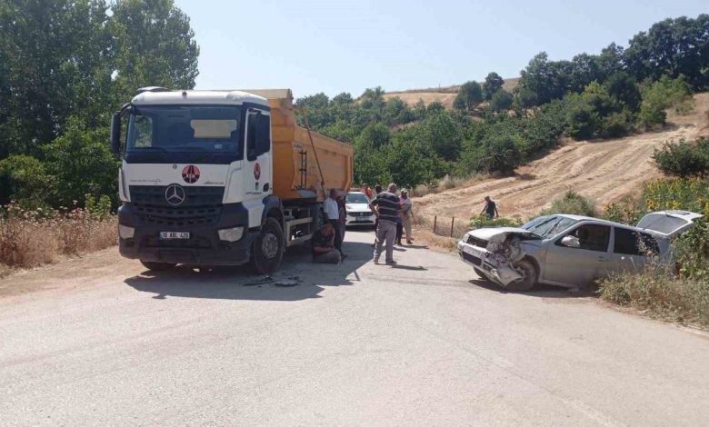 Kamyon ile otomobil kafa kafaya çarpıştı 1 kamyon ile otomobil kafa kafaya carpisti 14aef3f1ec30 |