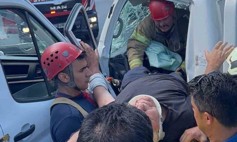 Kamyonet ile panelvan kafa kafaya çarpıştı: 1 yaralı 1 kamyonet ile panelvan kafa kafaya carpisti 1 yarali 6fea64b60882 |