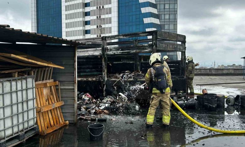 Kamyonette çıkan yangın Tesla araca sıçradı, dün aldığı otomobil zarar gördü 1 kamyonette cikan yangin tesla araca sicradi dun aldigi otomobil zarar gordu ccb5ac33284f |