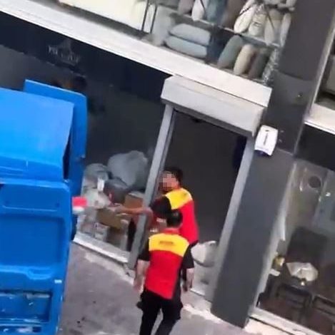 Kargo firması çalışanları kolileri kamyona fırlatarak yükledi 1 kargo firmasi calisanlari kolileri kamyona firlatarak yukledi abe2a56677d3 |