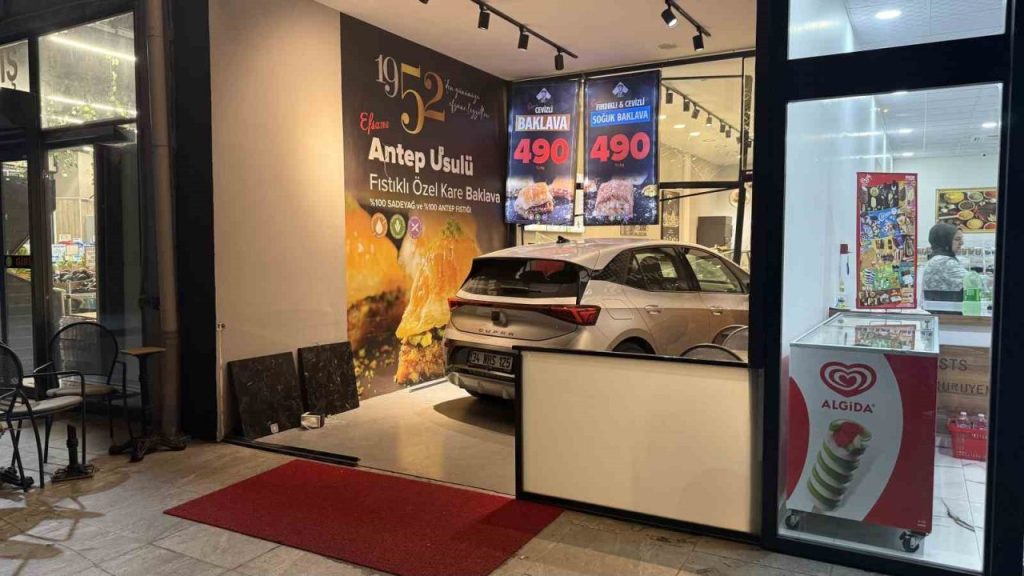 kucukcekmecede kontrolden cikan elektrikli arac pastaneye girdi b61d160e2727 |