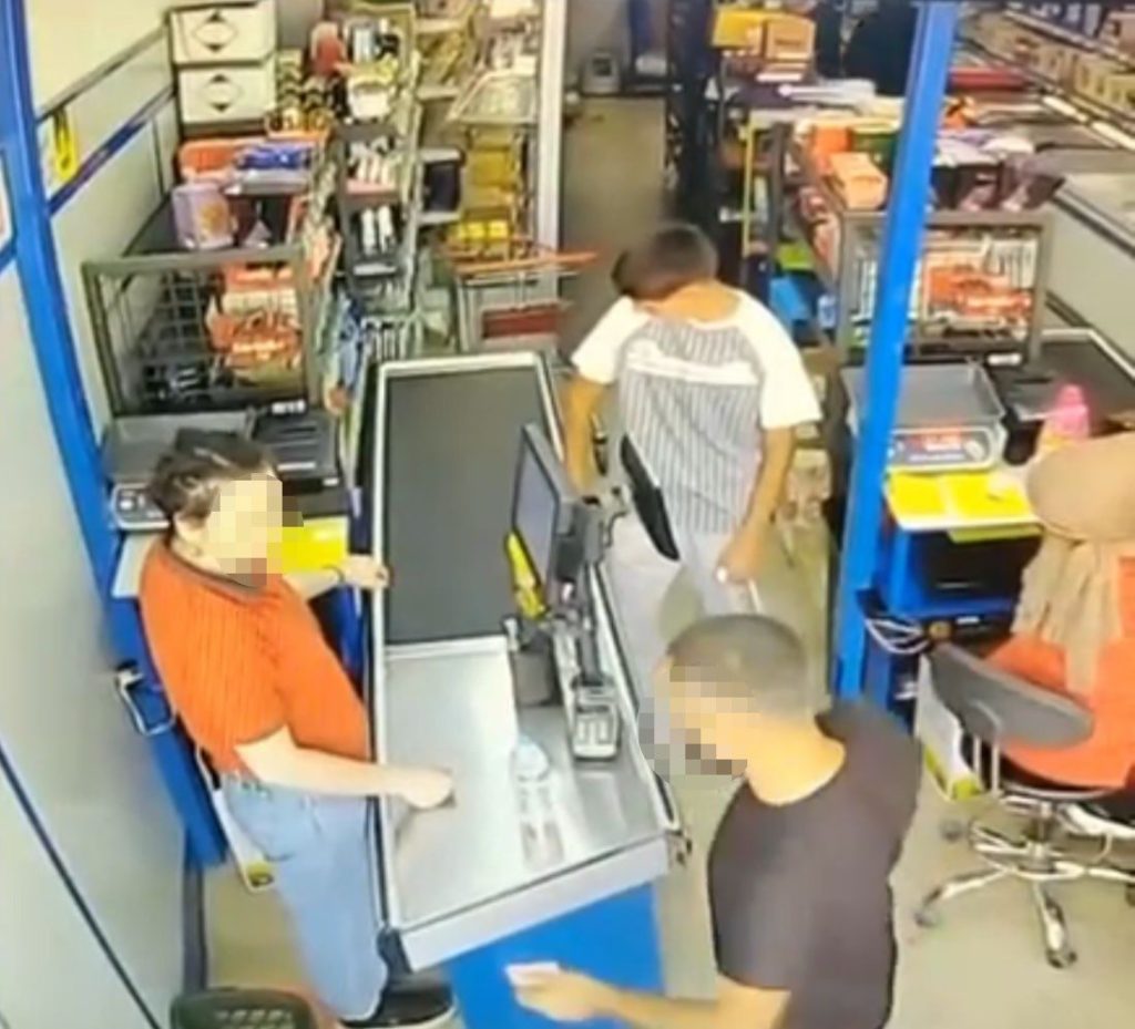 marketin kadin kasiyerine yumruklu saldiri kamerada 51e1ba5fedb8 |