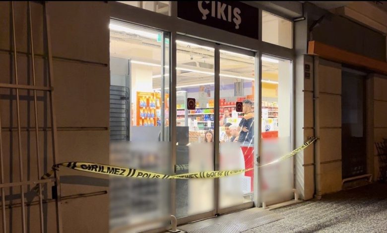 Markette "Sen sapık mısın?" diyen kadını ve 14 yaşındaki kızı vurdu 1 markette sen sapik misin diyen kadini ve 14 yasindaki kizi vurdu b3e629ae85b7 |