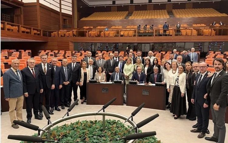 meclis tatile girdi milletvekilleri fotograf cektirdi a4b06a538e2c |