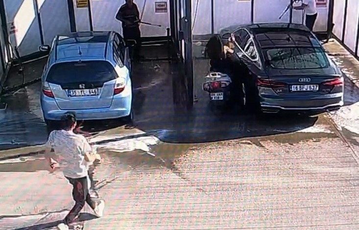 motosikletli genc kiz benzinlikte yikanan otomobile carpti yakit istasyonundaki kaza kamerada 243e106116a9 |