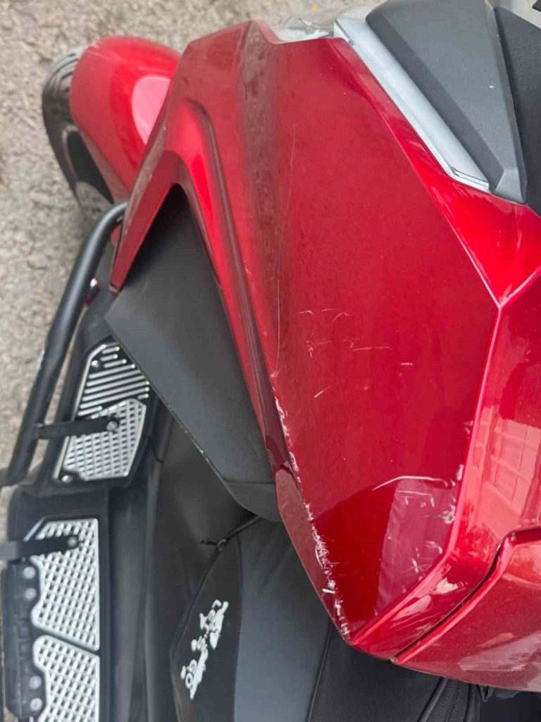 otomobilin park halindeki motosiklete carptigi kaza kamerada 591cc8cd9442 |