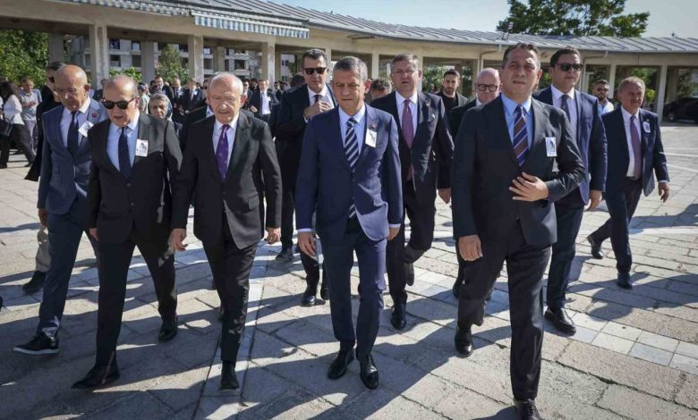 Özgür Özel ile Kılıçdaroğlu, Milletvekili Namık Tan’ın annesinin cenazesine katıldı 1 ozgur ozel ile kilicdaroglu milletvekili namik tanin annesinin cenazesine katildi 51b9618a20ea |