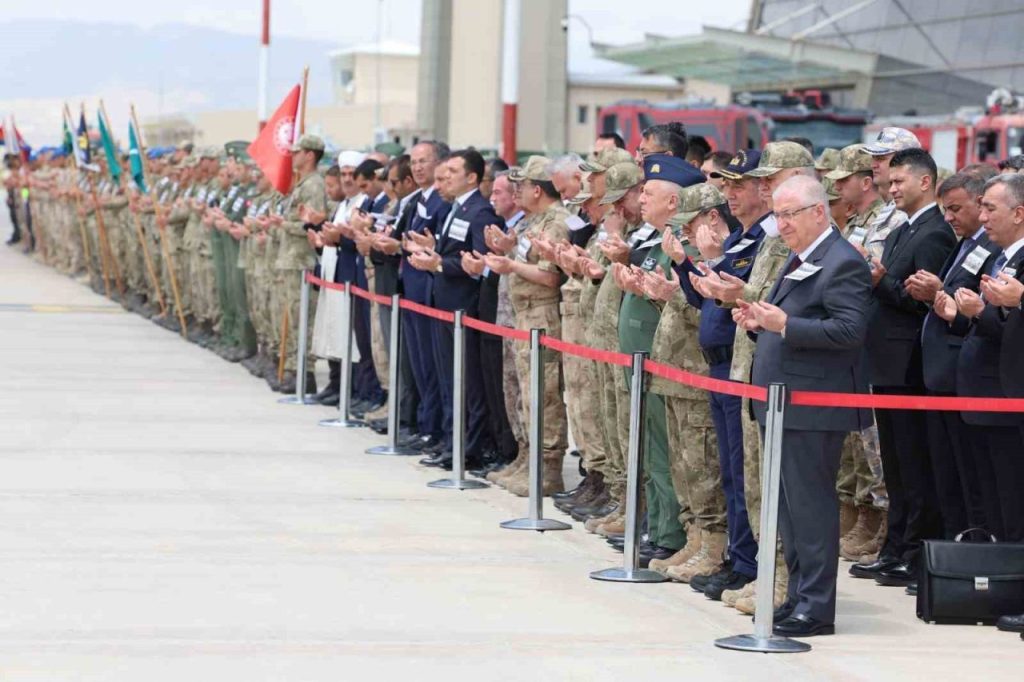 pence kilit harekati bolgesinde metan gazindan etkilenerek sehit olan askerlerin naaslari torenle memleketlerine ugurlandi 1103ca1b6547 |