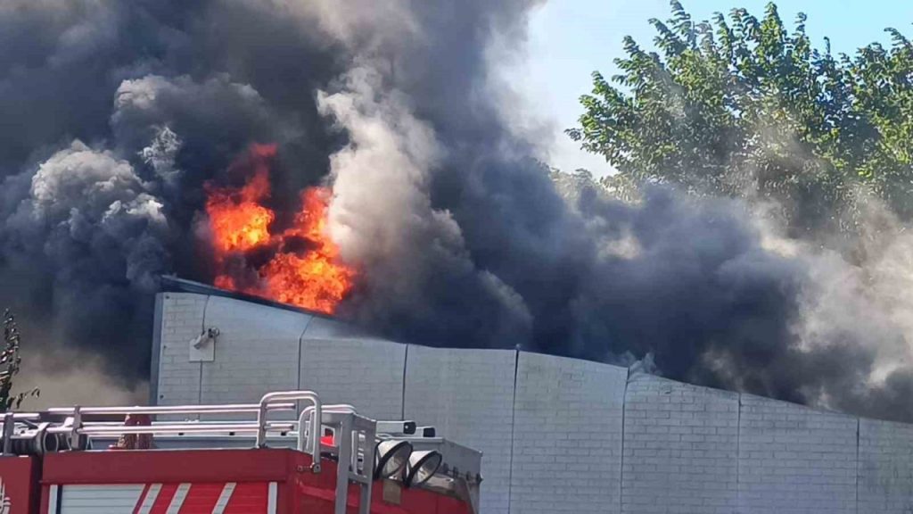 pendikte atik su aritma tesisinde yangin cikti olay yerine cok sayida itfaiye ekibi sevk edildi 0a6173902a19 |