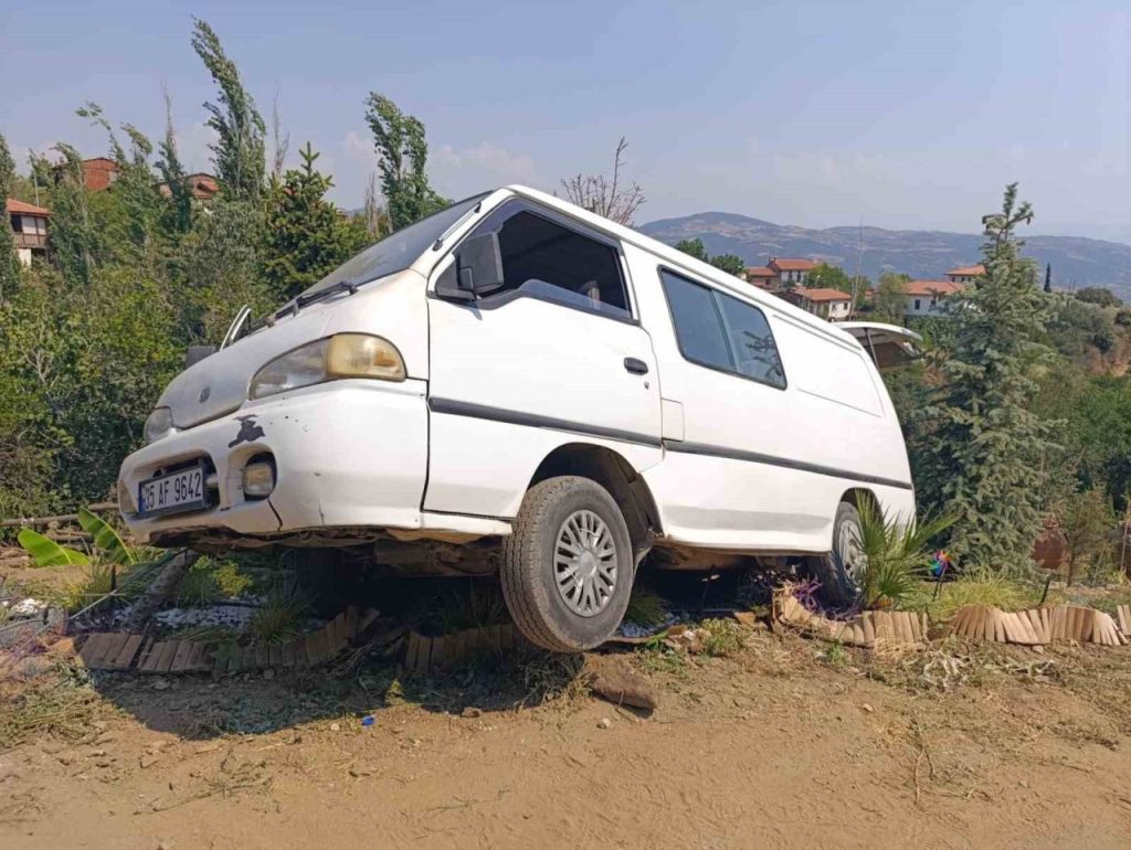 peyzaj bahcesi calisani aracin altinda kalarak hayatini kaybetti 35c0c14923b5 |