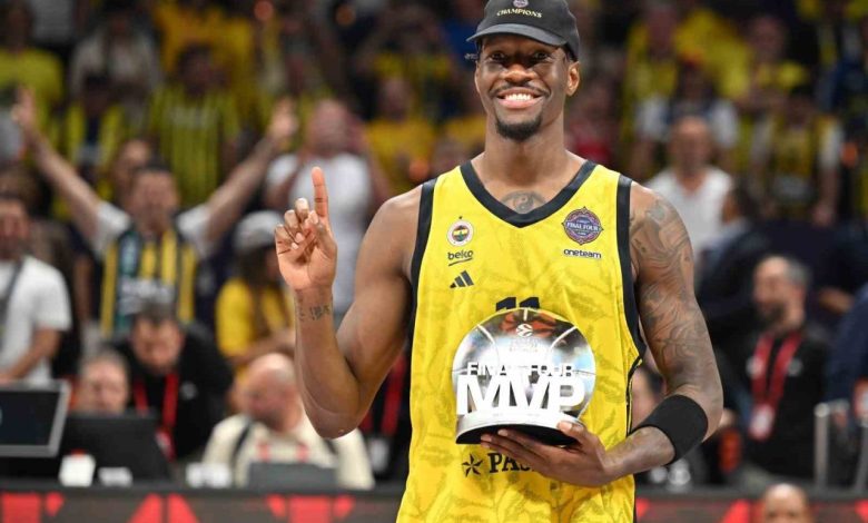 phoenix suns nigel hayes davisi kadrosuna katti c132d46cd3b1 |