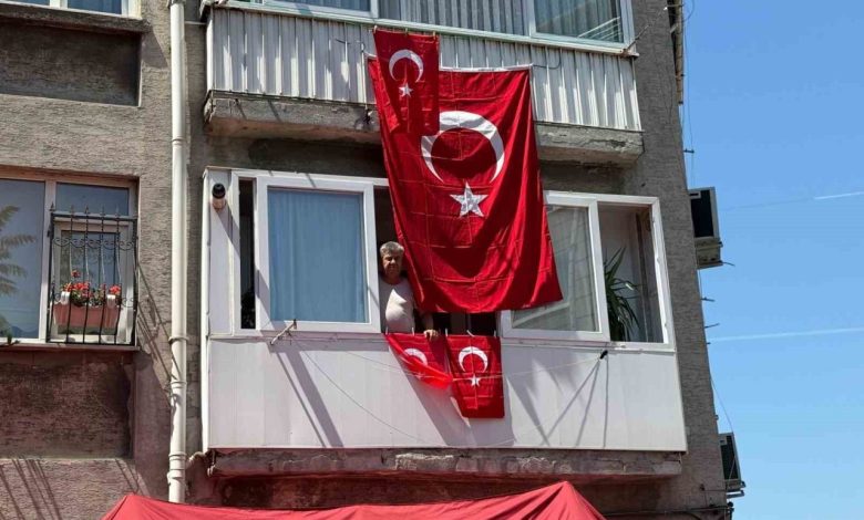 piyade sozlesmeli er ahmet gultekinin evi turk bayraklariyla donatildi 68c64f031053 |