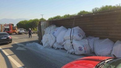 plastik hammadde yuklu kamyon devrildi a5c87dbb158f |
