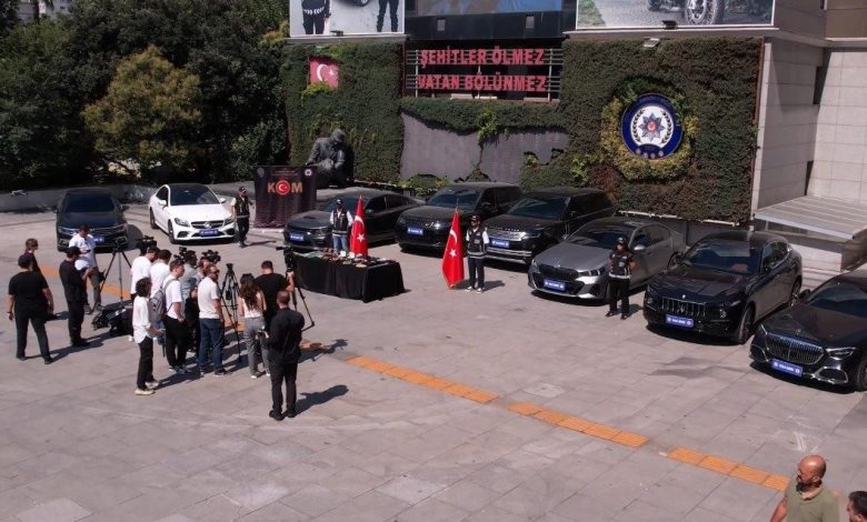 POS cihazlarıyla para aklama operasyonunda ele geçirilen lüks araçlar emniyette sergilendi 1 pos cihazlariyla para aklama operasyonunda ele gecirilen luks araclar emniyette sergilendi 70435b80bc25 |
