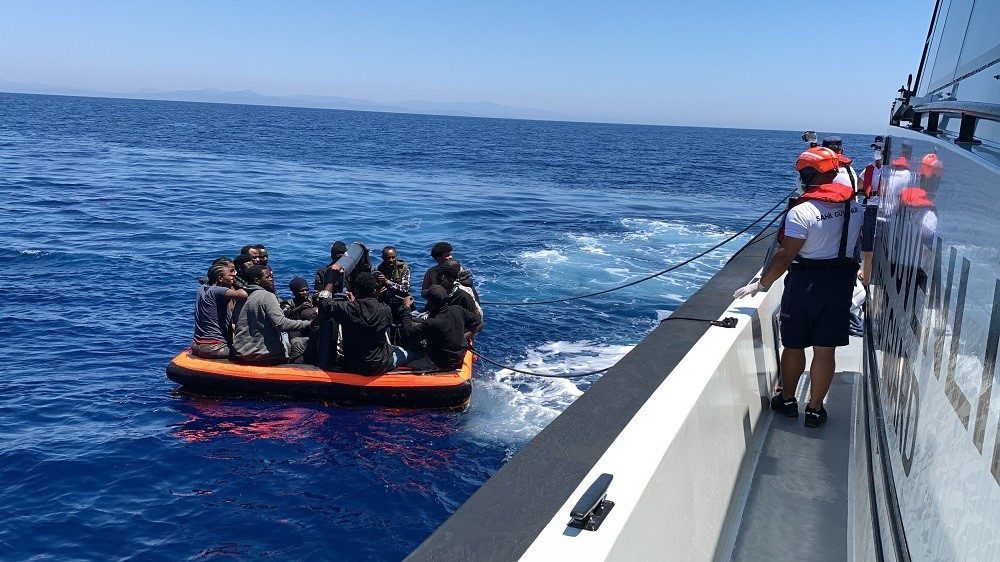 sahil guvenlik geri itilen 24 gocmeni kurtardi 896dd2f29bb8 |