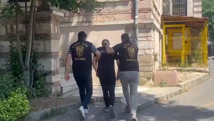 sarachanede muslumanlari olumle tehdit eden maskeli supheli yakalandi 7c4649b45c40 |