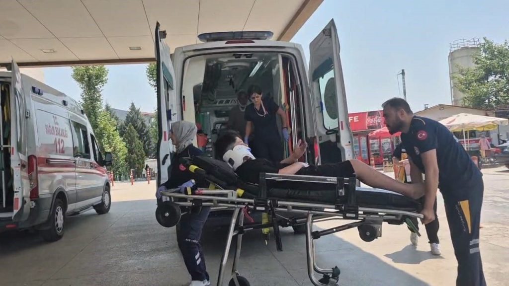 sarampole yuvarlanan minibusteki 4 kisi yaralandi c28a8186f2cf |