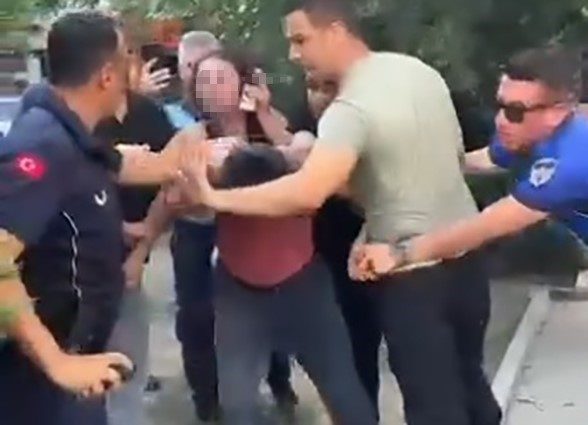 Seyyar satıcıyı tekme tokat döven zabıtalar açığa alındı 1 seyyar saticiyi tekme tokat doven zabitalar aciga alindi 6c51ab318e97 |