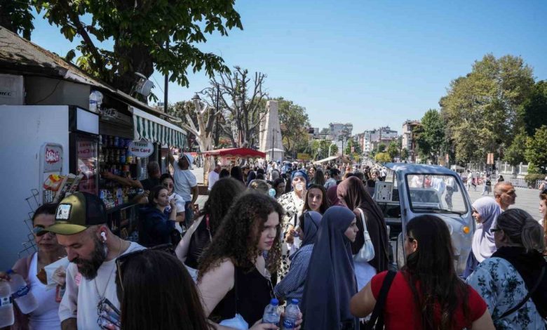 sultanahmette sicak hava etkisi herkesin elinde su sisesi dikkat cekiyor 3377225ac918 |